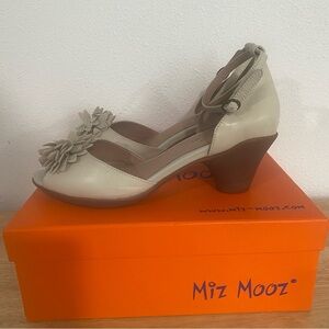 Miz Mooz Gardenia Floral Heels Ice Peep Toe 7.5 tan